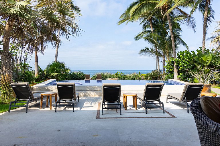 Beautiful Beachfront House Girasol