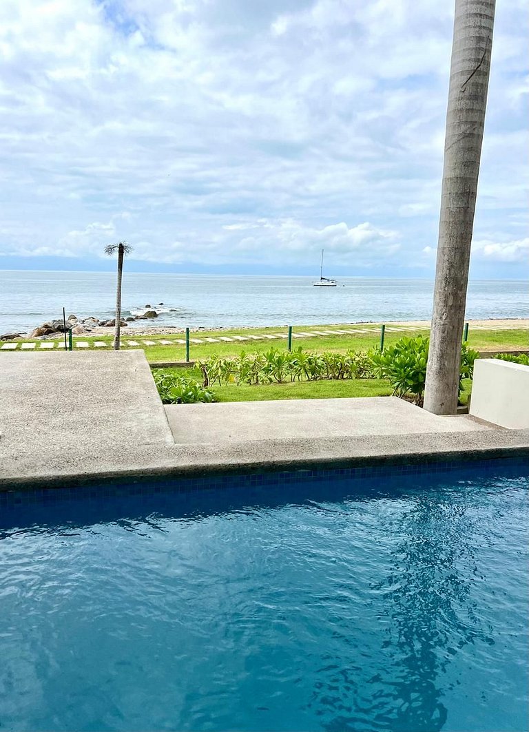 Beachfront Condo, steps from the beach Zantamar TH
